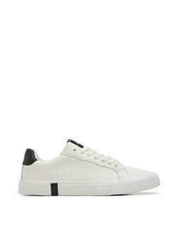 Cropp - Białe sneakersy z imitacji skóry - czarny ze sklepu Cropp w kategorii Trampki męskie - zdjęcie 161464237