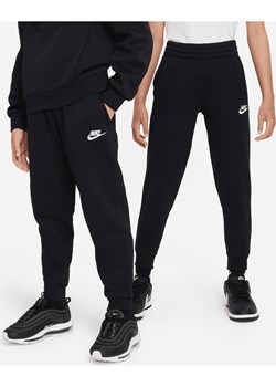 Joggery dla dużych dzieci Nike Sportswear Club Fleece - Czerń ze sklepu Nike poland w kategorii Spodnie chłopięce - zdjęcie 161520018
