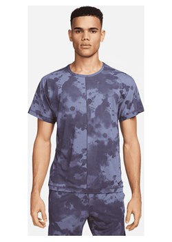 Męska koszulka z krótkim rękawem i nadrukiem na całej powierzchni do jogi Nike Dri-FIT - Szary ze sklepu Nike poland w kategorii T-shirty męskie - zdjęcie 161520046