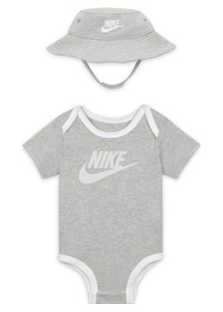 Dwuczęściowy zestaw dla niemowląt kapelusz i body Nike Core - Szary ze sklepu Nike poland w kategorii Body niemowlęce - zdjęcie 161520257