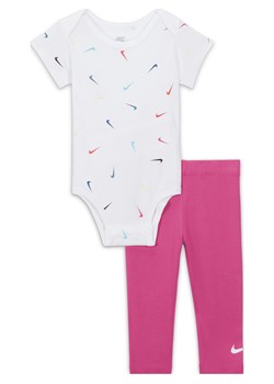 Zestaw dla niemowląt (3–6 M) Nike Printed Bodysuit and Leggings - Fiolet ze sklepu Nike poland w kategorii Komplety niemowlęce - zdjęcie 161520348