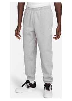 Męskie spodnie z dzianiny Nike Solo Swoosh - Szary ze sklepu Nike poland w kategorii Spodnie męskie - zdjęcie 161522487