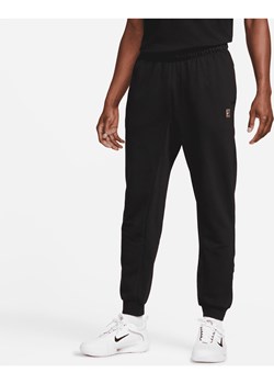 Męskie spodnie do tenisa z dzianiny dresowej NikeCourt Heritage - Czerń ze sklepu Nike poland w kategorii Spodnie męskie - zdjęcie 161523356