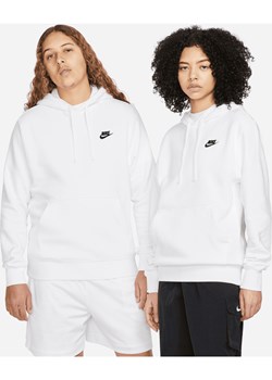 Bluza z kapturem Nike Sportswear Club Fleece - Biel ze sklepu Nike poland w kategorii Bluzy męskie - zdjęcie 161523819