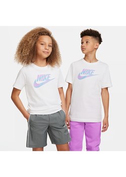 T-shirt dla dużych dzieci Nike Sportswear - Biel ze sklepu Nike poland w kategorii T-shirty chłopięce - zdjęcie 161524007