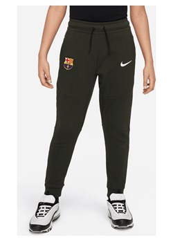 Spodnie dla dużych dzieci (chłopców) FC Barcelona Tech Fleece - Zieleń ze sklepu Nike poland w kategorii Spodnie chłopięce - zdjęcie 161524216
