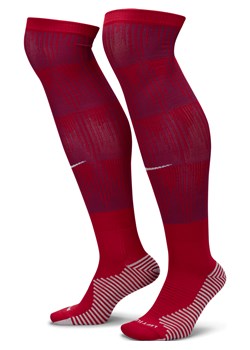 Skarpety piłkarskie do kolan FC Barcelona Strike (wersja wyjazdowa) - Czerwony ze sklepu Nike poland w kategorii Skarpetogetry piłkarskie - zdjęcie 161524666