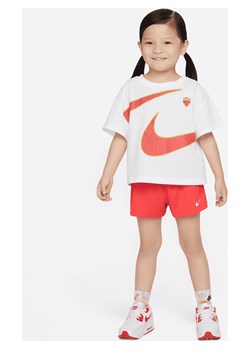 Zestaw T-shirt i spodenki dla maluchów Nike - Czerwony ze sklepu Nike poland w kategorii Komplety dziewczęce - zdjęcie 161526135