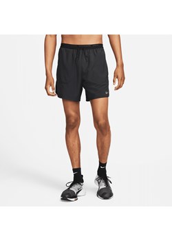 Męskie spodenki do biegania 2 w 1 18 cm Dri-FIT Nike Stride - Czerń ze sklepu Nike poland w kategorii Spodenki męskie - zdjęcie 161526428