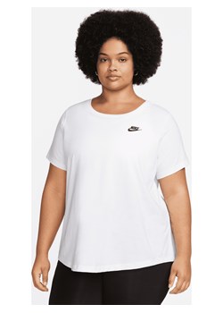 T-shirt damski Nike Sportswear Club Essentials (duże rozmiary) - Biel ze sklepu Nike poland w kategorii Bluzki damskie - zdjęcie 161526578