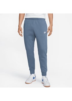 Joggery Nike Sportswear Club Fleece - Niebieski ze sklepu Nike poland w kategorii Spodnie męskie - zdjęcie 161527105
