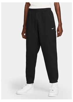 Męskie spodnie z dzianiny Nike Solo Swoosh - Czerń ze sklepu Nike poland w kategorii Spodnie męskie - zdjęcie 161527498