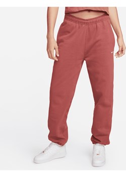 Damskie spodnie z dzianiny Nike Solo Swoosh - Czerwony ze sklepu Nike poland w kategorii Spodnie damskie - zdjęcie 161527555