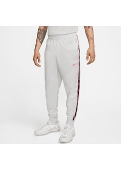 Joggery męskie Nike Sportswear Repeat - Biel ze sklepu Nike poland w kategorii Spodnie męskie - zdjęcie 161527649