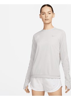 Damska koszulka z półokrągłym dekoltem do biegania Nike Dri-FIT - Szary ze sklepu Nike poland w kategorii Bluzki damskie - zdjęcie 161609995