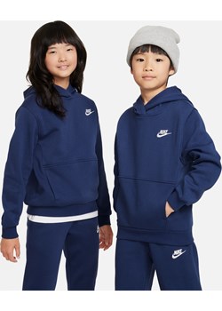 Bluza z kapturem dla dużych dzieci Nike Sportswear Club Fleece - Niebieski ze sklepu Nike poland w kategorii Bluzy chłopięce - zdjęcie 161610097