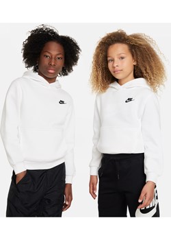 Bluza z kapturem dla dużych dzieci Nike Sportswear Club Fleece - Biel ze sklepu Nike poland w kategorii Bluzy chłopięce - zdjęcie 161610099