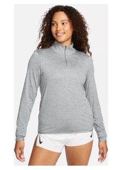 Damska koszulka do biegania z zamkiem 1/4 i ochroną przed promieniowaniem UV Nike Swift - Szary ze sklepu Nike poland w kategorii Bluzki damskie - zdjęcie 161610618