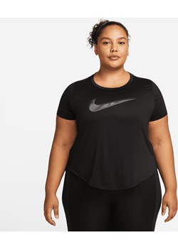 Damska koszulka do biegania z krótkim rękawem Nike Dri-FIT Swoosh (duże rozmiary) - Czerń ze sklepu Nike poland w kategorii Bluzki damskie - zdjęcie 161610958