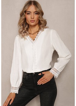 Biała Bawełniana Koszula z Trójkątnym Dekoltem Zapinana na Guziki Ozdobiona Koronką Salmattera ze sklepu Renee odzież w kategorii Koszule damskie - zdjęcie 161655855