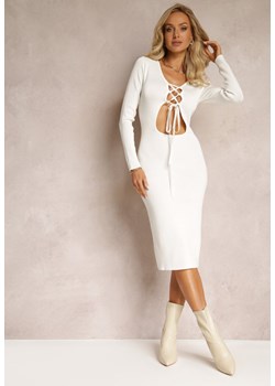 Biała Dopasowana Sukienka Sweterkowa z Wycięciem i Wiązaniem z Przodu Keriana ze sklepu Renee odzież w kategorii Sukienki - zdjęcie 161655895
