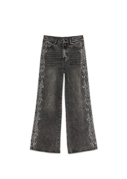 Cropp - Szare jeansy wide leg z cyrkoniami - szary ze sklepu Cropp w kategorii Jeansy damskie - zdjęcie 161658548