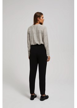 Gładkie spodnie z wiązaniem w pasie i kieszeniami czarne ze sklepu Moodo.pl w kategorii Spodnie damskie - zdjęcie 161666829