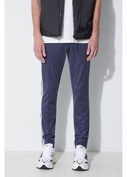 adidas Originals spodnie dresowe kolor granatowy z aplikacją HB9439-SHANAV ze sklepu PRM w kategorii Spodnie męskie - zdjęcie 161674169