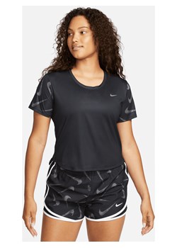 Damska koszulka do biegania z krótkim rękawem i nadrukiem Nike Dri-FIT Swoosh - Czerń ze sklepu Nike poland w kategorii Bluzki damskie - zdjęcie 161686165