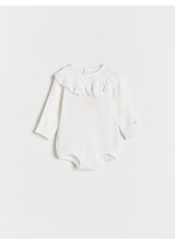 Reserved - Bawełniane body z falbanką - złamana biel ze sklepu Reserved w kategorii Body niemowlęce - zdjęcie 161706098