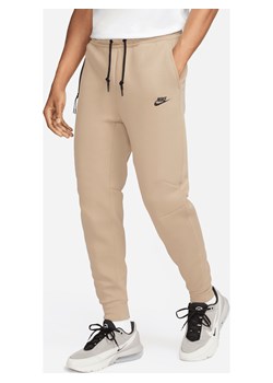 Joggery męskie Nike Sportswear Tech Fleece - Brązowy ze sklepu Nike poland w kategorii Spodnie męskie - zdjęcie 161708467