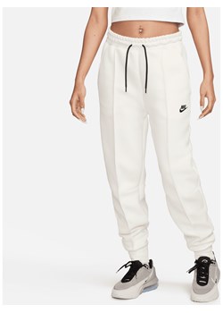 Damskie joggery ze średnim stanem Nike Sportswear Tech Fleece - Brązowy ze sklepu Nike poland w kategorii Spodnie damskie - zdjęcie 161708517
