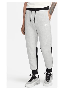 Joggery męskie Nike Sportswear Tech Fleece - Szary ze sklepu Nike poland w kategorii Spodnie męskie - zdjęcie 161708589