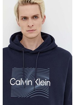 Calvin Klein bluza bawełniana męska kolor granatowy z kapturem z nadrukiem ze sklepu ANSWEAR.com w kategorii Bluzy męskie - zdjęcie 161842217