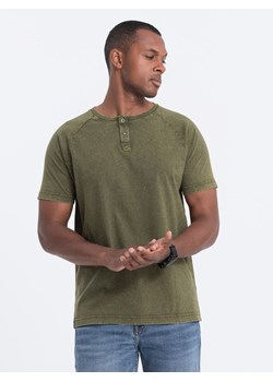 T-shirt męski z dekoltem henley - ciemnooliwkowy V4 S1757 ze sklepu ombre w kategorii T-shirty męskie - zdjęcie 161846206