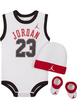 Zestaw body, czapka i buciki dla niemowląt Jordan Jumpman - Biel ze sklepu Nike poland w kategorii Komplety niemowlęce - zdjęcie 161847246
