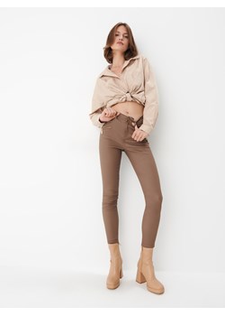 Mohito - Woskowane spodnie skinny - Beżowy ze sklepu Mohito w kategorii Spodnie damskie - zdjęcie 161914886