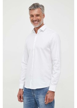 Calvin Klein koszula bawełniana męska kolor biały slim z kołnierzykiem klasycznym ze sklepu ANSWEAR.com w kategorii Koszule męskie - zdjęcie 161941487