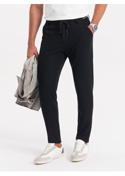 Dzianinowe spodnie męskie z gumką w pasie - czarne V4 OM-PACP-0116 ze sklepu ombre w kategorii Spodnie męskie - zdjęcie 162057867
