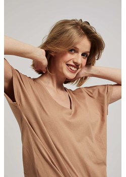 Bawełniany t-shirt z dekoltem w serek ciemnobeżowy ze sklepu Moodo.pl w kategorii Bluzki damskie - zdjęcie 162071966