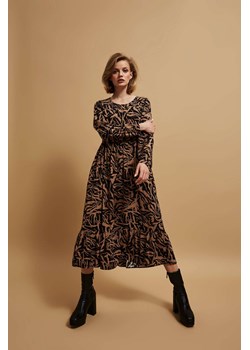Wzorzysta sukienka midi ze sklepu Moodo.pl w kategorii Sukienki - zdjęcie 162074659