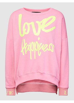 Bluza z nadrukowanym napisem model ‘LOVE HAPPINESS’ ze sklepu Peek&Cloppenburg  w kategorii Bluzy damskie - zdjęcie 162077648