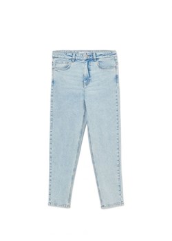 Cropp - Jasnoniebieskie jeansy mom slim PETITE - niebieski ze sklepu Cropp w kategorii Jeansy damskie - zdjęcie 162094697