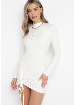 Biała Sukienka Mini o Dopasowanym Kroju z Marszczeniem Nachele ze sklepu Born2be Odzież w kategorii Sukienki - zdjęcie 162096888