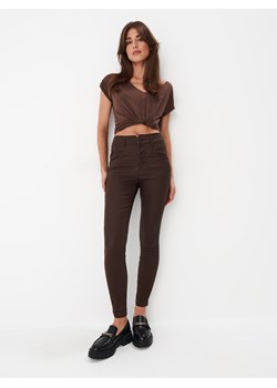 Mohito - Woskowane spodnie skinny - Brązowy ze sklepu Mohito w kategorii Spodnie damskie - zdjęcie 162116936