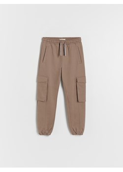 Reserved - Dzianinowe spodnie cargo - brązowy ze sklepu Reserved w kategorii Spodnie chłopięce - zdjęcie 162118368