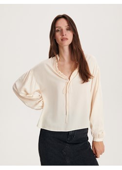 Reserved - Satynowa bluzka z ozdobnym dekoltem - złamana biel ze sklepu Reserved w kategorii Bluzki damskie - zdjęcie 162160607