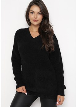Czarny Puchaty Sweter z Dekoltem Trójkątnym i Ściągaczami Enwynn ze sklepu Born2be Odzież w kategorii Swetry damskie - zdjęcie 162268545