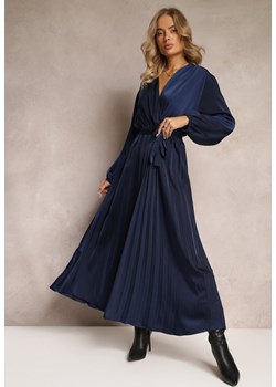 Granatowa Maxi Sukienka z Plisowanym Dołem i Kopertowym Dekoltem Basila ze sklepu Renee odzież w kategorii Sukienki - zdjęcie 162268835
