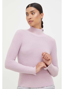 Guess sweter damski kolor różowy z półgolfem ze sklepu ANSWEAR.com w kategorii Swetry damskie - zdjęcie 162274265